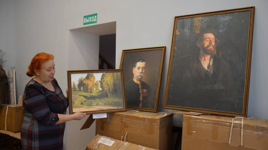 В Верхний Мамон привезли картины известных художников из Острогожского музея