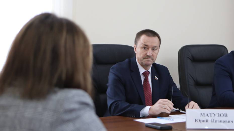 Председатель Воронежской облдумы Юрий Матузов рассмотрел обращения жителей Новохоперского района