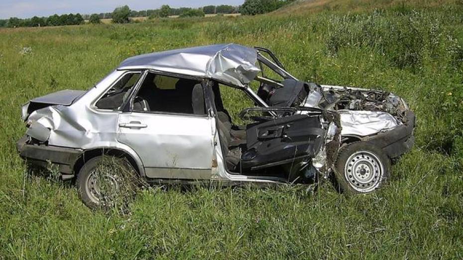 19-летняя жительница Таловой погибла после опрокидывания машины в кювет