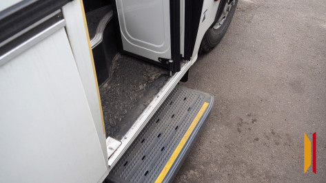 В Воронеже женщина выпала на улицу из ехавшего автобуса