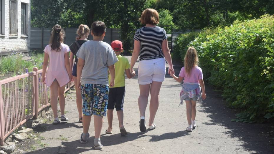 Пятерых детей погибшей в ДТП под Воронежем женщины возьмут под опеку их старшие сестры