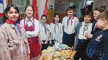Школьники лискинского села Ковалево передали в полевой госпиталь 6 тыс комплектов пластиковой посуды