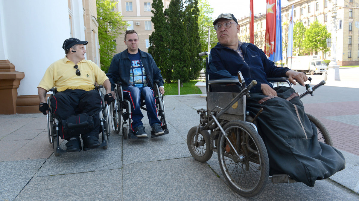 Инвалид в коляске фото