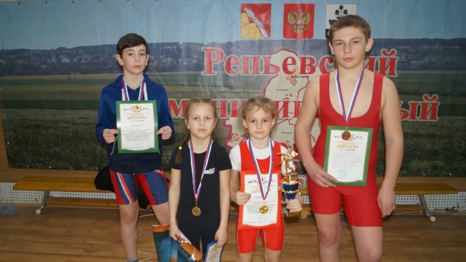 Репьевская спортсменка выиграла «золото» на областных соревнованиях по вольной борьбе