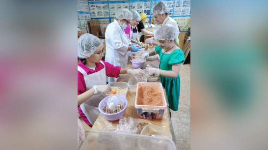 Калачеевские волонтеры приготовили 1064 порции «сухого борща» для бойцов СВО