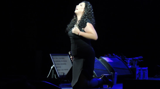 Лолита на концерте в Воронеже дала зрительнице прикурить