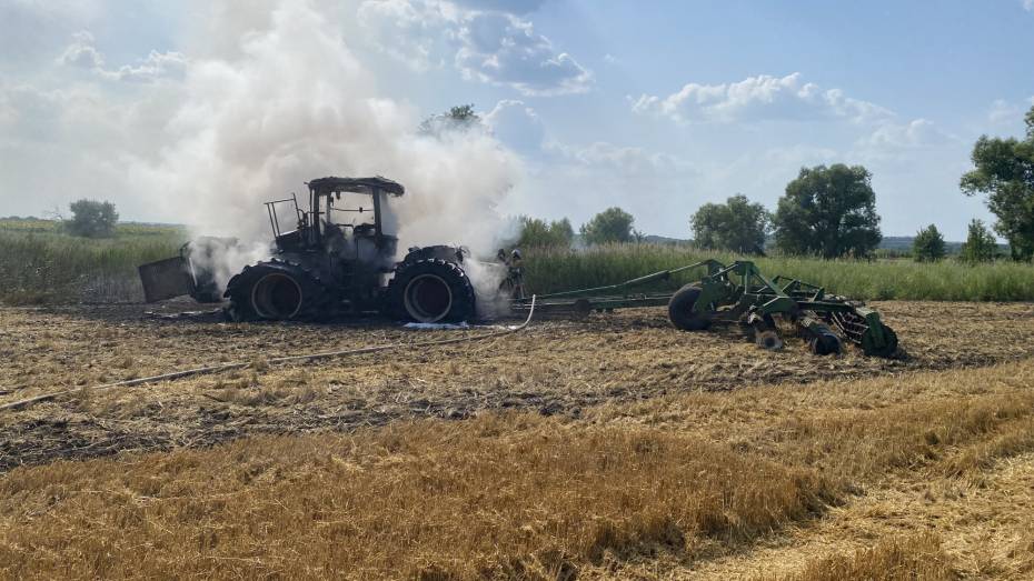 Трактор сгорел прямо посреди поля в воронежском селе Лосево
