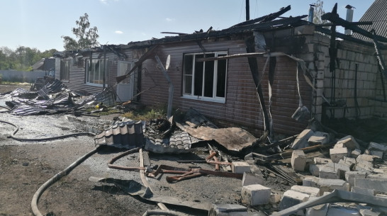 «Ворота отбросило на 20 м»: в воронежском поселке при пожаре в гараже взорвался баллон с кислородом