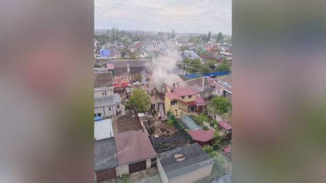 Воронежцы сняли на видео пожар в доме на Алданской улице