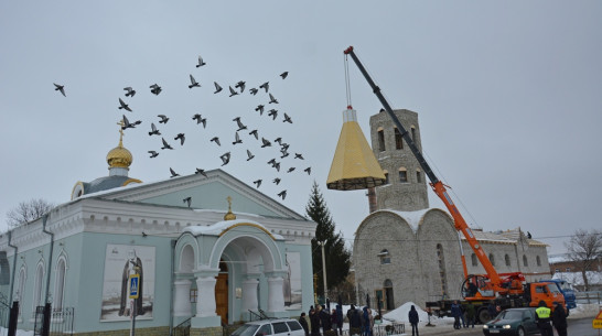 В Острогожске на строящемся духовно-просветительском центре установили купол с крестом