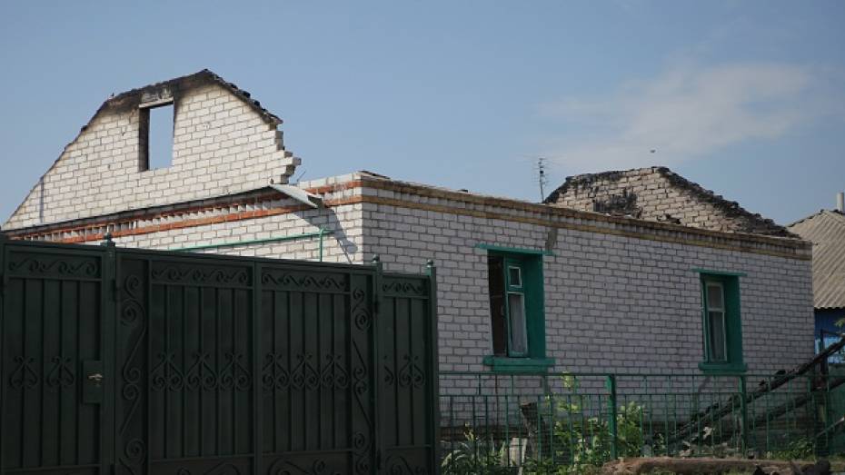 В Острогожском районе гроза сожгла дом и вывела из строя водонапорную башню