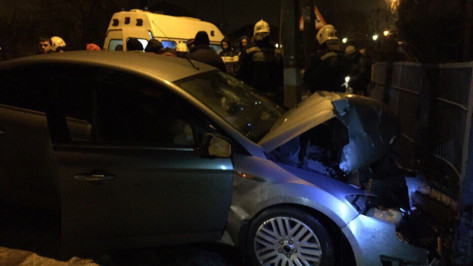 В Воронеже Ford Mondeo сбил двух школьниц на тротуаре