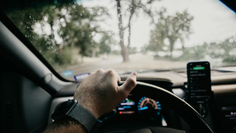 Президент РФ подписал закон о повышении госпошлин для воронежских автомобилистов и мигрантов