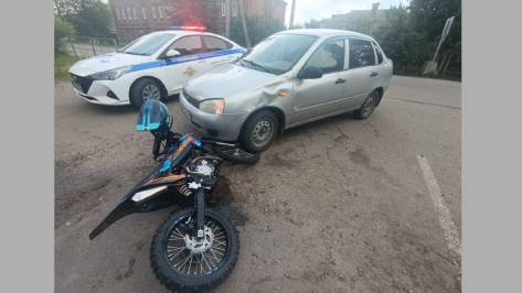 В Борисоглебске мотоциклист при обгоне врезался в «Ладу»