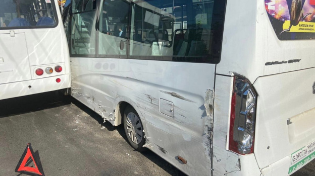 Две маршрутки и такси попали в массовое ДТП в Воронеже: есть пострадавшая