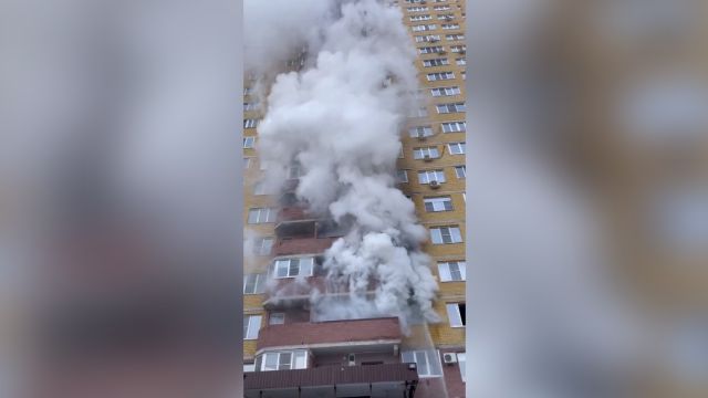 Эвакуировали 23 человека: пожар в ЖК «Берег» сняли на видео в Воронеже