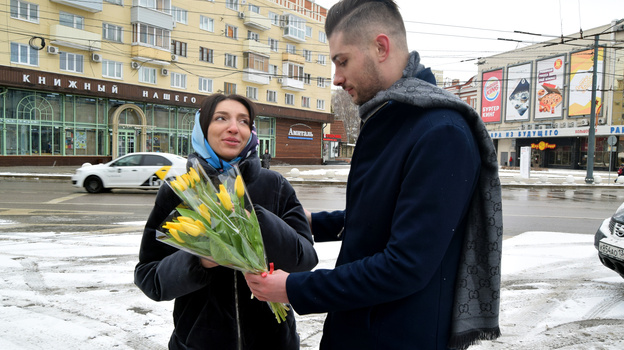 Консультации по ковиду и цветы. Врач-блогер из Воронежа поздравил женщин с 8 Марта