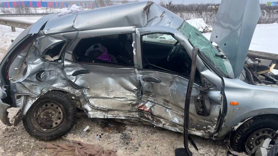 Под Воронежем «Лада» столкнулась с Renault: пострадали 4 человека