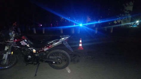 В Верхнемамонском районе мотоциклист сбил пешехода и скрылся с места ДТП