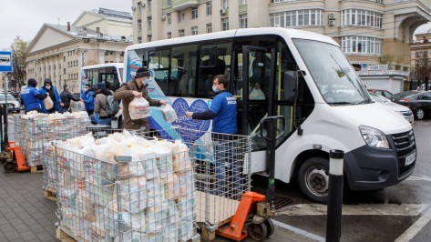 В Воронеже волонтеры начали развозить продуктовые наборы нуждающимся семьям