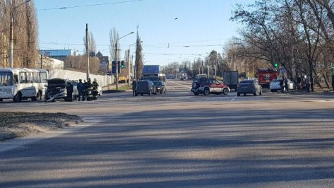 В Воронеже в столкновении иномарок на улице Ростовской пострадали 2 человека 