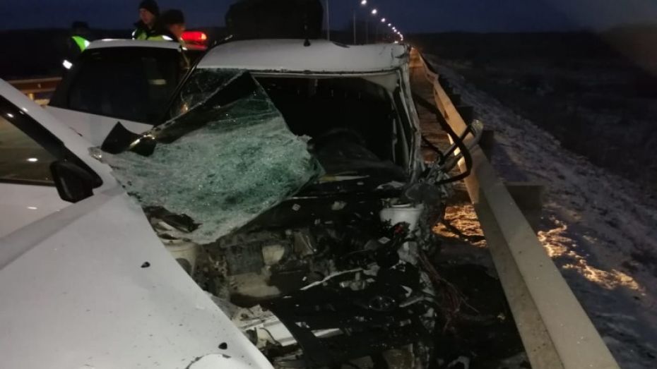 В Воронежской области водитель «Гранты» погиб в аварии с микроавтобусом