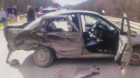 В массовой аварии на воронежской трассе пострадали двое мужчин и 16-летняя девушка