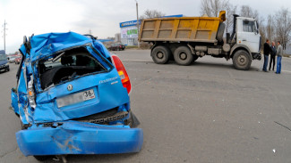 В Воронеже сорванный ветром рекламный щит упал на иномарку