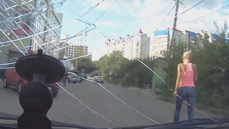 В Воронеже суд заставил блондинку заплатить активисту 35 тыс рублей за разбитое стекло