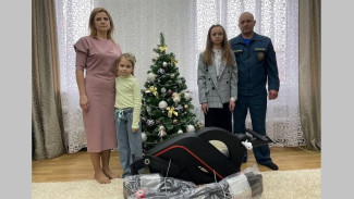 Верхнемамонской школьнице новогодний подарок от Деда Мороза привезли сотрудники МЧС