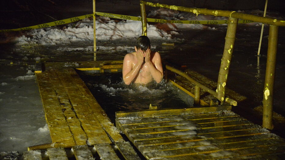В Семилуках сделали 9 мест для купания на Крещение