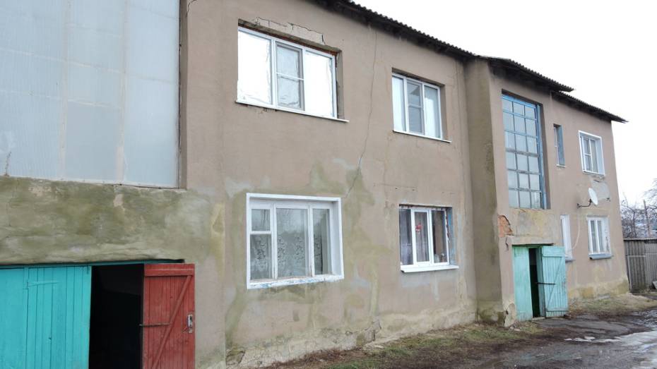 В Кантемировке начали расселение жильцов из аварийного дома