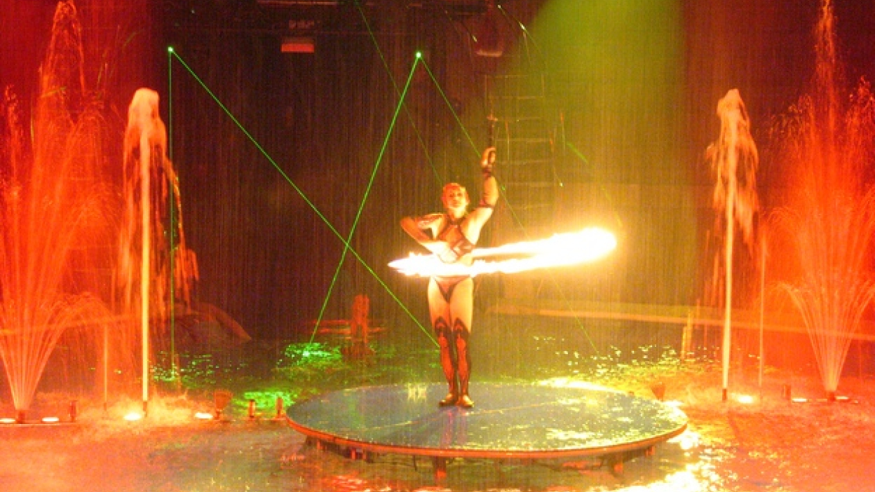 На новую программу в цирке зрителям предлагают захватить с собой плавки и бикини
