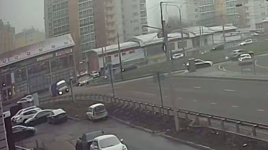 В Воронеже из «Газели» на ходу выпал груз