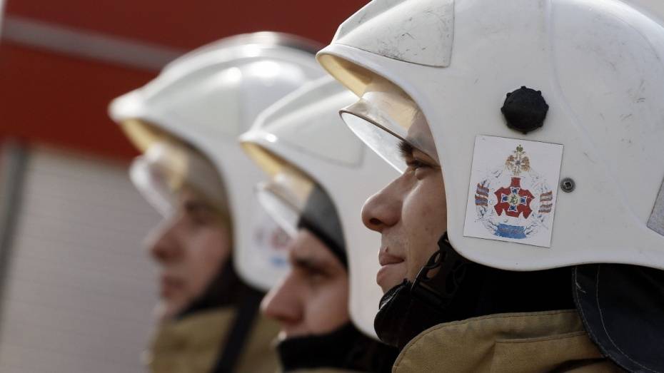 Пожарные спасли 2 детей и 6 взрослых из горящей пятиэтажки в Воронеже