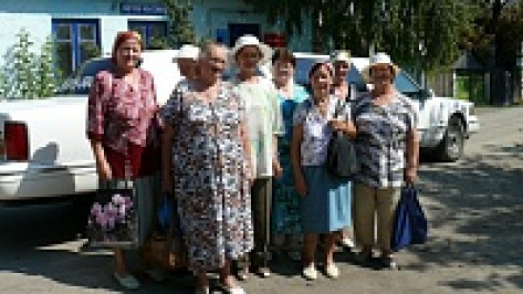 Подгоренские пенсионерки ездят на съемочную площадку на белом лимузине