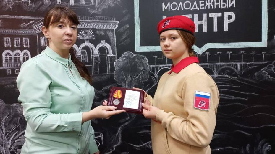 Выпускницу Панинской школы наградили знаком «Юнармейская доблесть»