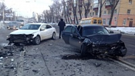 На Ленинском проспекте в Воронеже столкнулись три машины: четыре человека ранены