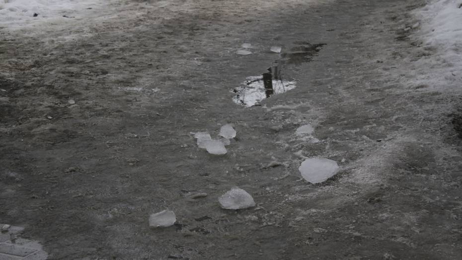 В Воронеже снежная глыба травмировала 29-летнюю женщину