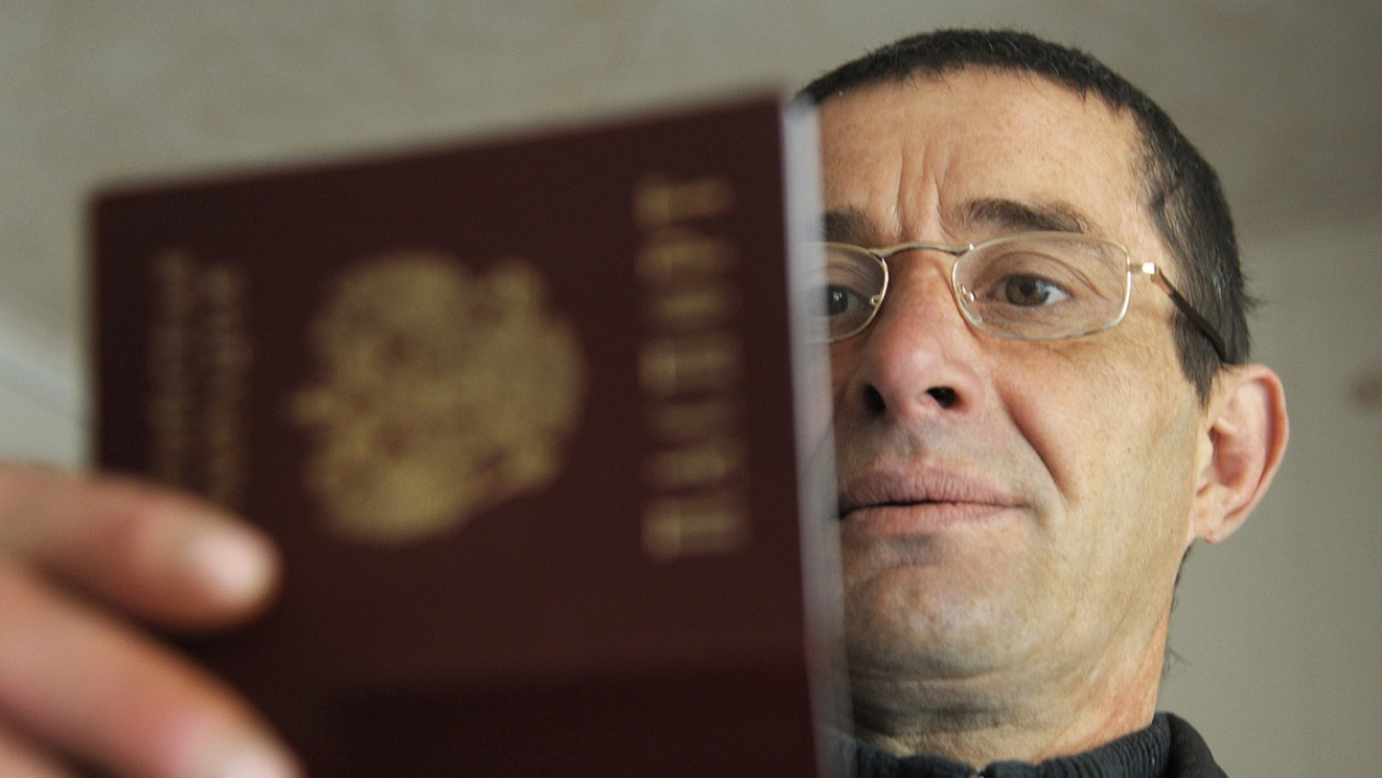 «Никого теперь не боюсь». Инвалид из Воронежской области добился гражданства через 17 лет