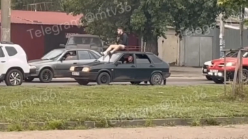 В Воронеже водителя, который перевозил пассажира на крыше авто, оштрафовали на 6,8 тыс рублей