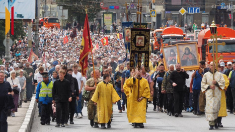 Тысячи верующих отправились крестным ходом «От Митрофана Воронежского – к Тихону Задонскому»