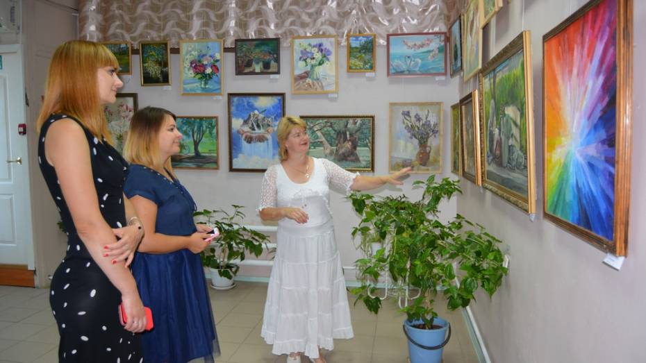 В Россоши открылась выставка местных художников и мастеров прикладного творчества
