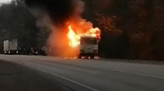 Пригородный автобус сгорел на трассе в Воронежской области