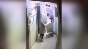 Две девушки прошли «сквозь» дверь в подъезде воронежского ЖК: видео