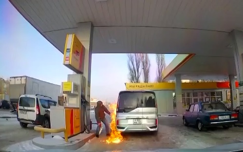 Автомобиль загорелся во время заправки в Воронеже