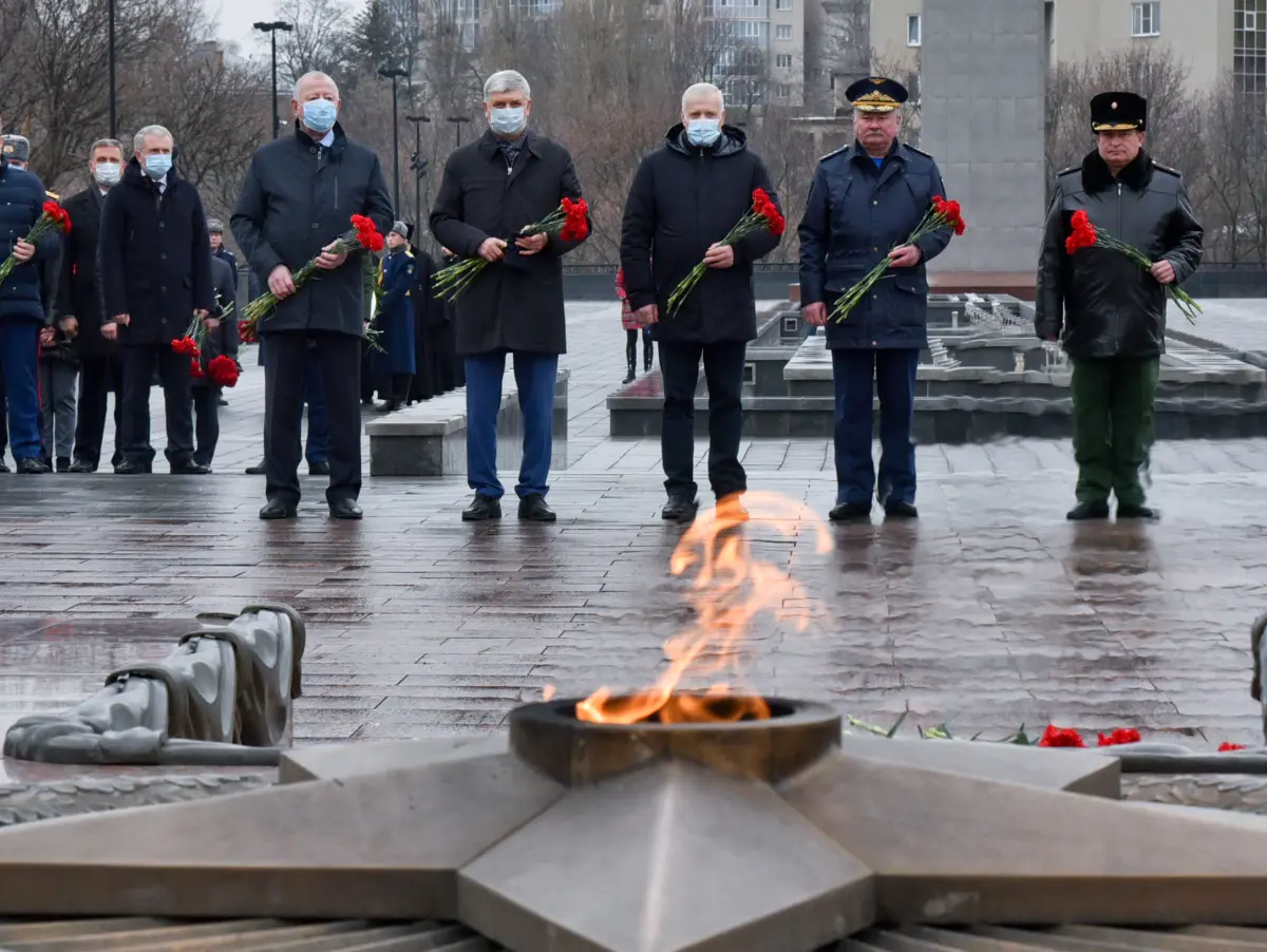 Губернатор Воронежской области возложил цветы к Могиле Неизвестного Солдата