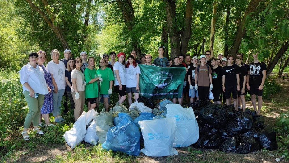 Под Павловском на берегу реки Осередь активисты собрали 51 мешок мусора