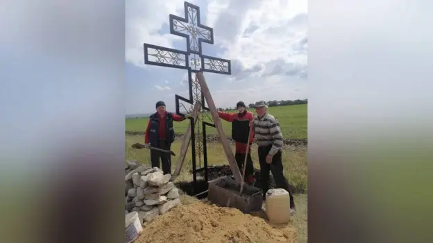 На въезде в верхнемамонское село Осетровка установили поклонный крест