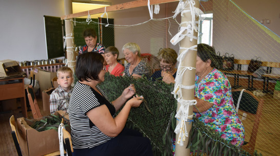 Маскировочные костюмы для участников СВО плетут в Лискинском районе